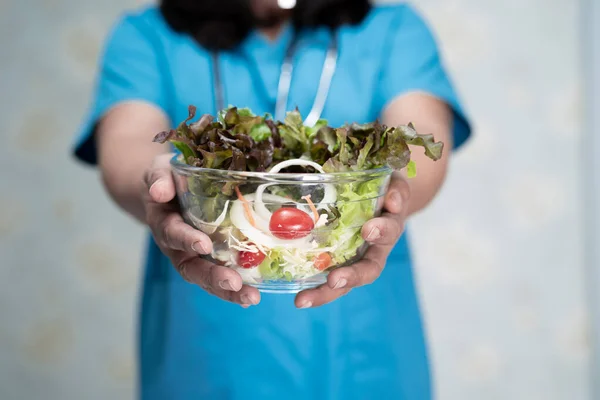 Médico Nutricionista Segurando Vários Vegetais Frescos Saudáveis Para Paciente — Fotografia de Stock