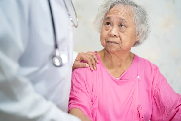 Enfermeira Asiática Fisioterapeuta Médico Tocando Asiático Sênior Idoso Senhora Paciente — Fotografia de Stock