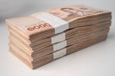 Tahta arka planda Tayland baht banknotları yığını, iş tasarrufu finans yatırım kavramı.