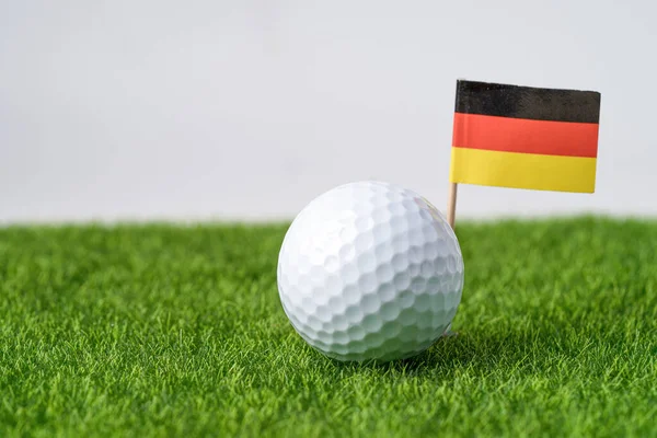 Golf Labda Német Zászló Tee Zöld Gyep Vagy Legnépszerűbb Sport — Stock Fotó