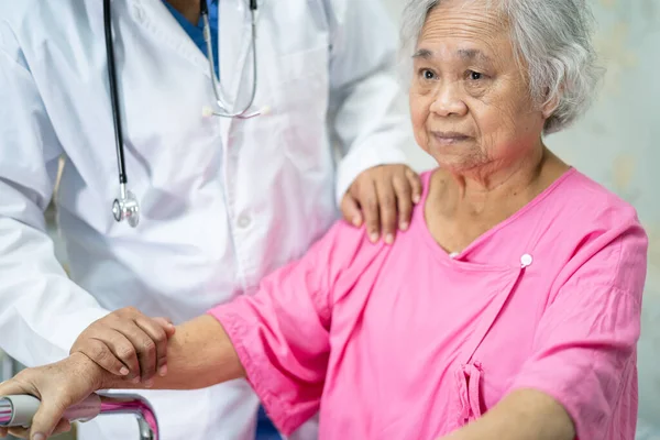 Aziatische Verpleegkundige Fysiotherapeut Arts Aanraken Aziatische Senior Oudere Oude Dame — Stockfoto