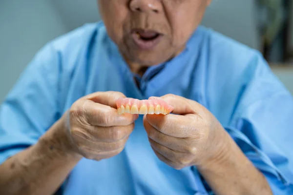 Asiática Senior Anciana Anciana Paciente Sosteniendo Usar Dentadura Postiza Enfermería — Foto de Stock