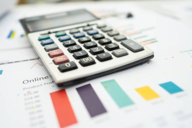 Grafik kağıdındaki hesap makinesi. Finans geliştirme, Bankacılık Hesabı, İstatistik, Yatırım Analitik Araştırma Veri Ekonomisi, Borsa Ticareti, Ticaret Şirketi Konsepti.