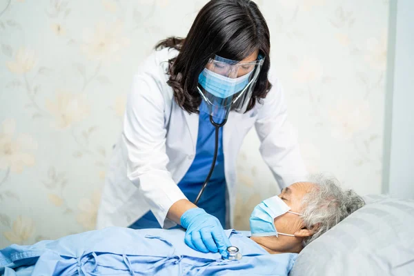 Médico Que Usa Estetoscopio Para Revisar Una Paciente Asiática Edad — Foto de Stock