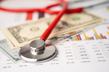 Çizelge ya da grafik kağıdı, Finansal, hesap, istatistik ve iş verileri medikal sağlık kavramı üzerine steteskop ve ABD doları banknotları.