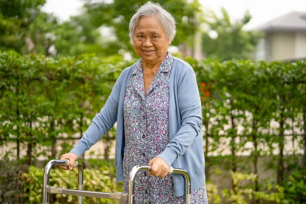 Ázsiai Idős Vagy Idős Hölgy Türelmes Séta Walker Parkban Egészséges — Stock Fotó