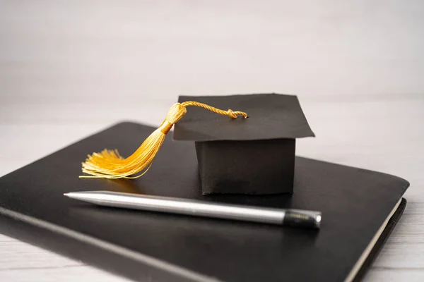 Abschluss Lücke Hut Und Stift Auf Buch Erfolgreiche Bildungsstudie Testet — Stockfoto