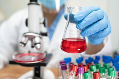 Mikro biyolojik örnek salgın Coronavirüs veya Covid-19 enfeksiyonunu dünyadaki tüm doktorların laboratuvarında tutan ve analiz eden bilim adamları..