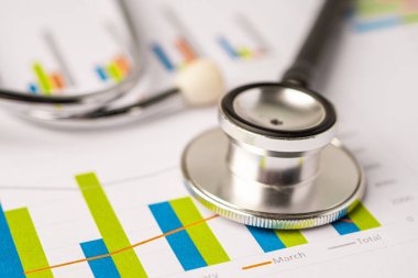 Grafik kağıdı, finans, hesap, istatistik, analitik ekonomi ekonomi konsepti üzerinde stetoskop.