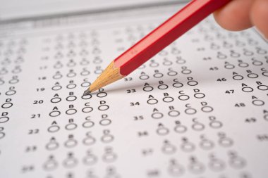 Seçim ve eğitim kavramını seçmek için kalem çizimi ile cevap sayfaları doldur