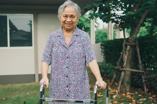 亚洲老年老年女性患者与步行者一起步行在家中 健康有力的医疗理念 — 图库照片
