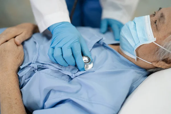 Médico Usando Estetoscópio Para Verificar Asiático Seniores Idosos Senhora Paciente — Fotografia de Stock