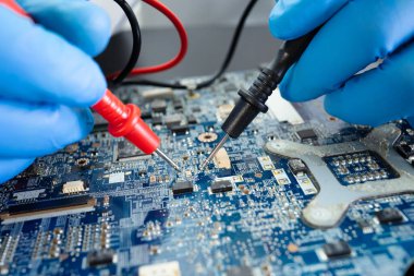 Teknisyen, sabit diskin içinde lehim yaparak tamir ediyor. Bütünleşik devre. Veri, donanım, teknisyen ve teknoloji kavramı.