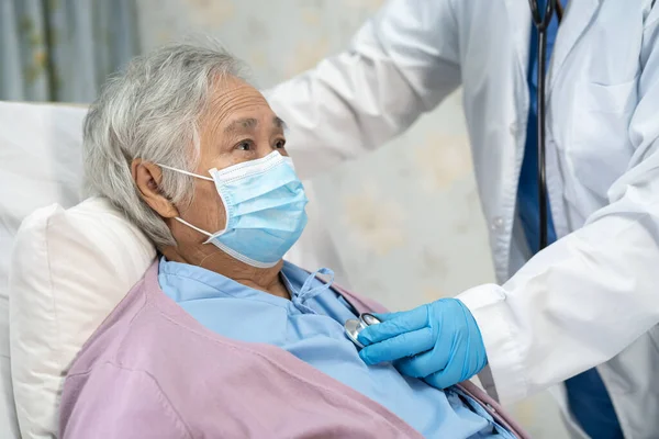 Médico Que Usa Estetoscopio Para Revisar Una Paciente Asiática Edad — Foto de Stock
