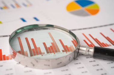 Grafik kağıdındaki büyüteç. Finansal kalkınma, Bankacılık Hesabı, İstatistik, Yatırım Analitik Araştırma Veri Ekonomisi, Borsa Ticareti, İşletme Bürosu toplantısı Konsepti.