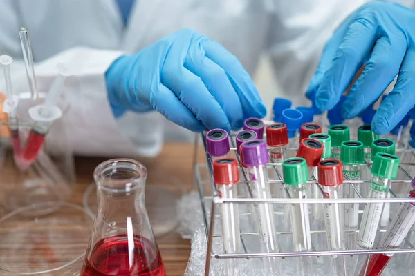 Mikro biyolojik örnek salgın Coronavirüs veya Covid-19 enfeksiyonunu dünyadaki tüm doktorların laboratuvarında tutan ve analiz eden bilim adamları..