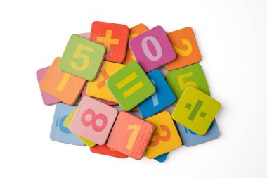 Beyaz arka planda renkli matematik sayısı, eğitim eğitimi matematik öğrenimi öğretim kavramı.