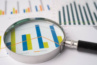 Grafik kağıdındaki büyüteç. Finansal kalkınma, Bankacılık Hesabı, İstatistik, Yatırım Analitik Araştırma Veri Ekonomisi, Borsa Ticareti, İşletme Bürosu toplantısı Konsepti.