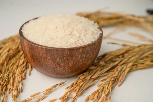Jasmínová Bílá Rýže Dřevěné Míse Zlatým Obilím Zemědělské Farmy — Stock fotografie