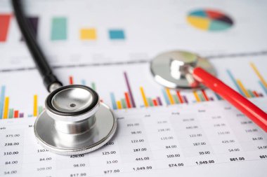 Grafik kağıdı, finans, hesap, istatistik, analitik ekonomi ekonomi konsepti üzerinde stetoskop.