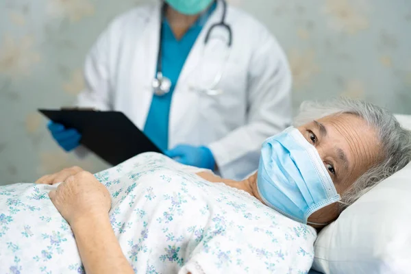 Médico Que Usa Estetoscopio Para Revisar Una Paciente Asiática Edad — Foto de Stock