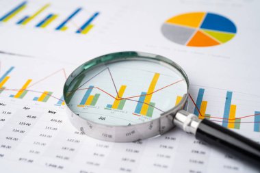 Grafik kağıdındaki büyüteç. Finansal kalkınma, Bankacılık Hesabı, İstatistik, Yatırım Analitik Araştırma Veri Ekonomisi, Borsa Ticareti, İşletme Bürosu toplantısı Konsepti.