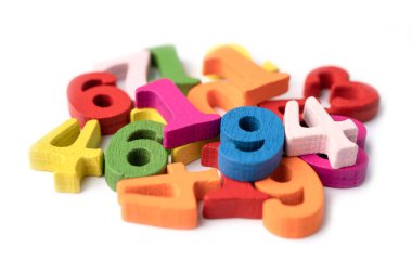 Beyaz arka planda renkli matematik sayısı, eğitim eğitimi matematik öğrenimi öğretim kavramı.