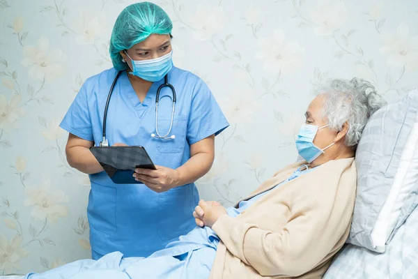 Médico Asiático Con Protector Facial Traje Ppe Celebración Tableta Nueva —  Fotos de Stock