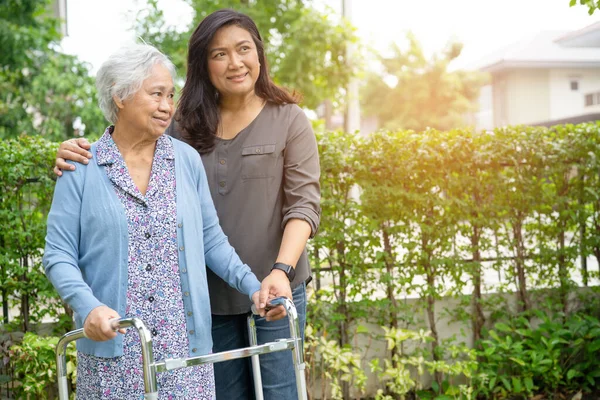 Pomoc Opieka Azjatycki Seniora Lub Starsza Pani Używać Walker Silnym — Zdjęcie stockowe