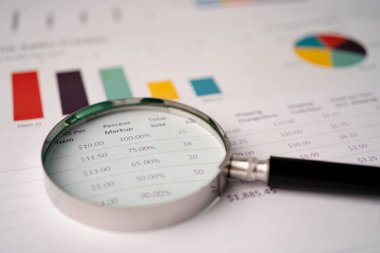 Grafik kağıdındaki büyüteç. Finansal kalkınma, Bankacılık Hesabı, İstatistik, Yatırım Analitik Araştırma Veri Ekonomisi, Borsa Ticareti, İşletme Bürosu toplantısı Konsepti.