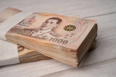 Tahta arka planda Tayland baht banknotları yığını, iş tasarrufu finans yatırım kavramı.