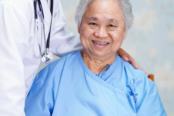 Лікар Азіатської Медсестри Який Торкається Азіатської Старшої Або Літньої Жінки — стокове фото
