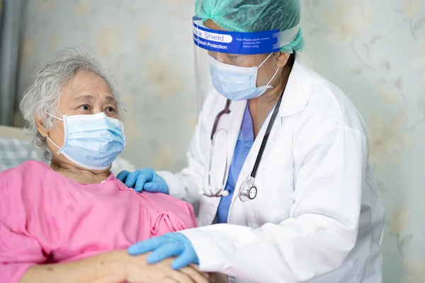 Médico Que Usa Estetoscopio Para Revisar Una Paciente Asiática Edad — Foto de Stock