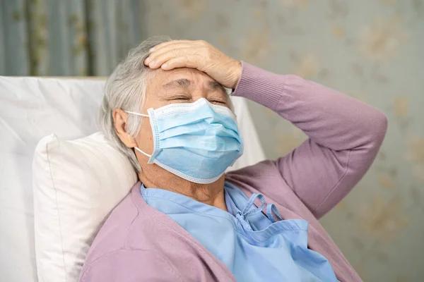 Asiatische Seniorin Oder Ältere Patientin Mit Gesichtsmaske Und Kopfschmerzen Neue — Stockfoto