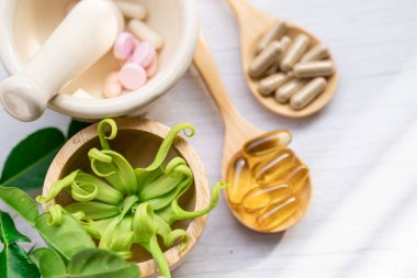 Alternatif ilaç bitkisel organik kapsül E omega 3 vitamini balık yağı, mineral, bitki yapraklı ilaç sağlıklı yaşam için doğal destek.