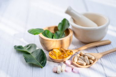 Alternatif ilaç bitkisel organik kapsül E omega 3 vitamini balık yağı, mineral, bitki yapraklı ilaç sağlıklı yaşam için doğal destek.