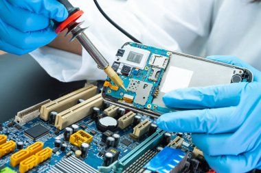 Teknisyen, sabit diskin içinde lehim yaparak tamir ediyor. Bütünleşik devre. Veri, donanım, teknisyen ve teknoloji kavramı.