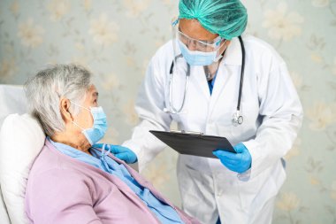 Yüz maskesi takan Asyalı bir doktor ve karantina hastanesi koğuşundaki Covid-19 Coronavirus salgınını kontrol etmek için PPE giysisi..