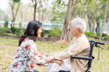 Tatilde tekerlekli sandalyeye bağlı, yaşlı ve yaşlı bir kadın hasta. Sağlıklı, güçlü bir tıbbi konsept..