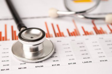 Çizelgeler ve grafikler üzerindeki steteskop kağıt, Finans, Hesap, İstatistik, Yatırım, Analitik araştırma veri ekonomisi ve İş dünyası kavramı.