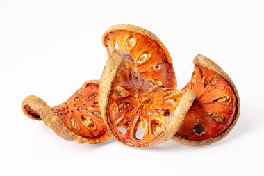 Kuru Aegle marmelos bael Bengal Quince Bilak Filleri Apple meyveleri beyaz arka planda izole.