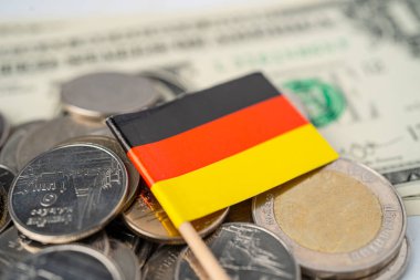 Beyaz zemin üzerinde Almanya bayrağı olan bozuk para yığını.
