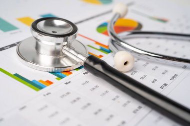 Çizelgeler ve grafikler üzerindeki steteskop kağıt, Finans, Hesap, İstatistik, Yatırım, Analitik araştırma veri ekonomisi ve İş dünyası kavramı.