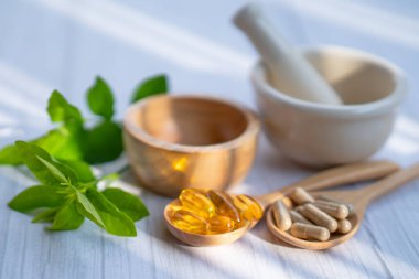 Alternatif ilaç bitkisel organik kapsül E omega 3 vitamini balık yağı, mineral, bitki yapraklı ilaç sağlıklı yaşam için doğal destek.