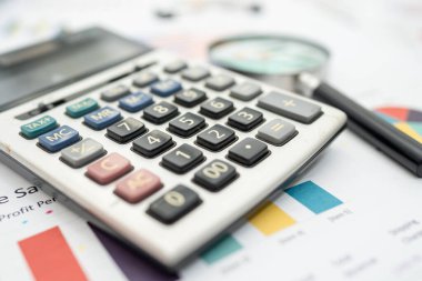 Grafik kağıdındaki hesap makinesi. Finans geliştirme, Bankacılık Hesabı, İstatistik, Yatırım Analitik Araştırma Veri Ekonomisi, Borsa Ticareti, Ticaret Şirketi Konsepti.