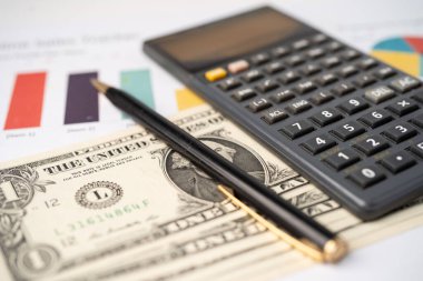 Grafik kağıdındaki kalem ve hesap makinesi. Mali, hesap, istatistik ve iş verileri kavramı.