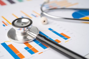 Grafik kağıdı, finans, hesap, istatistik, analitik ekonomi ekonomi konsepti üzerinde stetoskop.