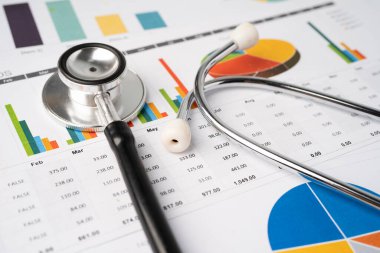 Grafik kağıdı, finans, hesap, istatistik, analitik ekonomi ekonomi konsepti üzerinde stetoskop.