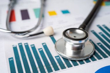 Çizelgeler ve grafikler üzerindeki steteskop kağıt, Finans, Hesap, İstatistik, Yatırım, Analitik araştırma veri ekonomisi ve İş dünyası kavramı.