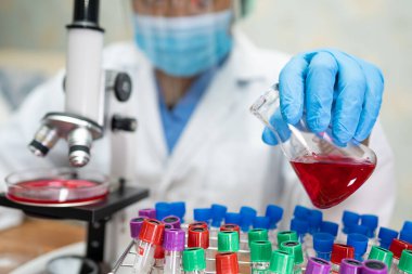 Mikro biyolojik örnek salgın Coronavirüs veya Covid-19 enfeksiyonunu dünyadaki tüm doktorların laboratuvarında tutan ve analiz eden bilim adamları..